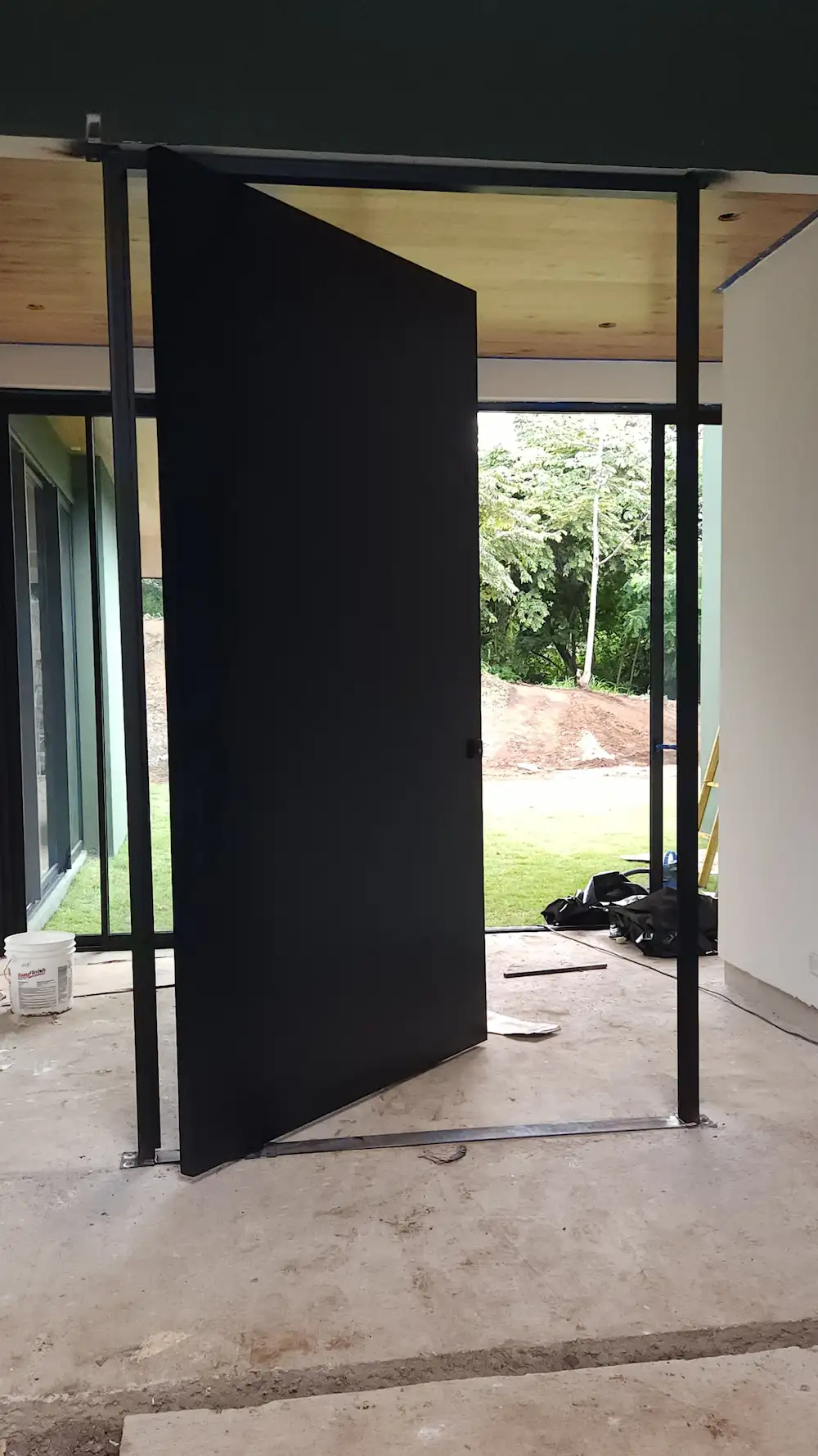 Fabricación e Instalación de Puerta Metálica Estilo Pivote 3m x 1.70m